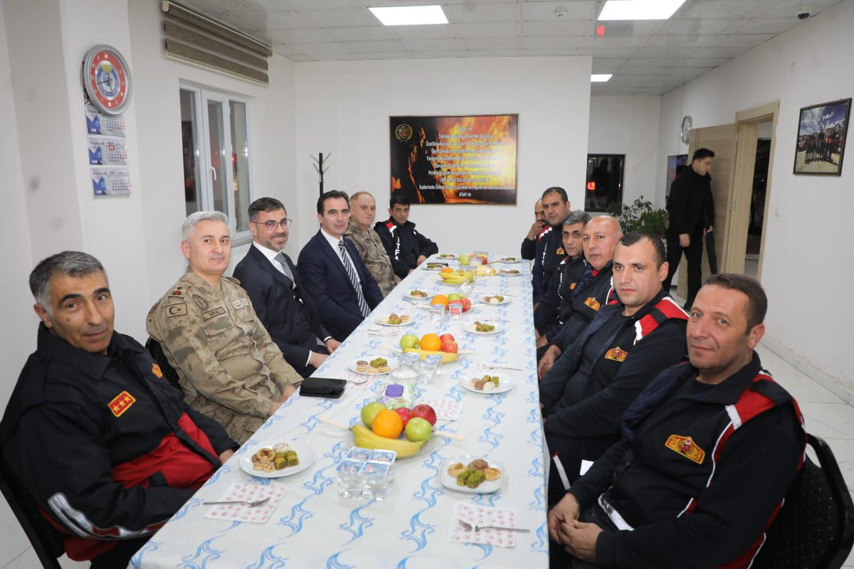 Ntanglay's tweet photo. Valimiz Sayın @ahmetkarakaya37 ile birlikte İtfaiye Müdürlüğümüzü ziyaret ettik.

Ziyaretimiz sırasında, itfaiye personelimizle birlikte kış mevsiminin getirdiği zorlu şartlara karşı alınan tedbirleri yerinde inceleyerek yürütülen çalışmalar hakkında bilgi aldık.

Can ve mal güvenliğinin sağlanması adına gece gündüz demeden görev yapan tüm itfaiye personelimize özverili çalışmalarından dolayı teşekkür ediyor, kolaylıklar diliyorum.