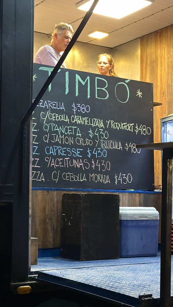 Para los que estén en Maldonado y aledaños, ayer un amigo abrió un food truck en el puente de La Barra. Se llama Timbó, por ahora con pizzetas pero próximamente se amplía el menú. Es gran cocinero y tipazo así que no les va a fallar.
Y encima con buenos precios.