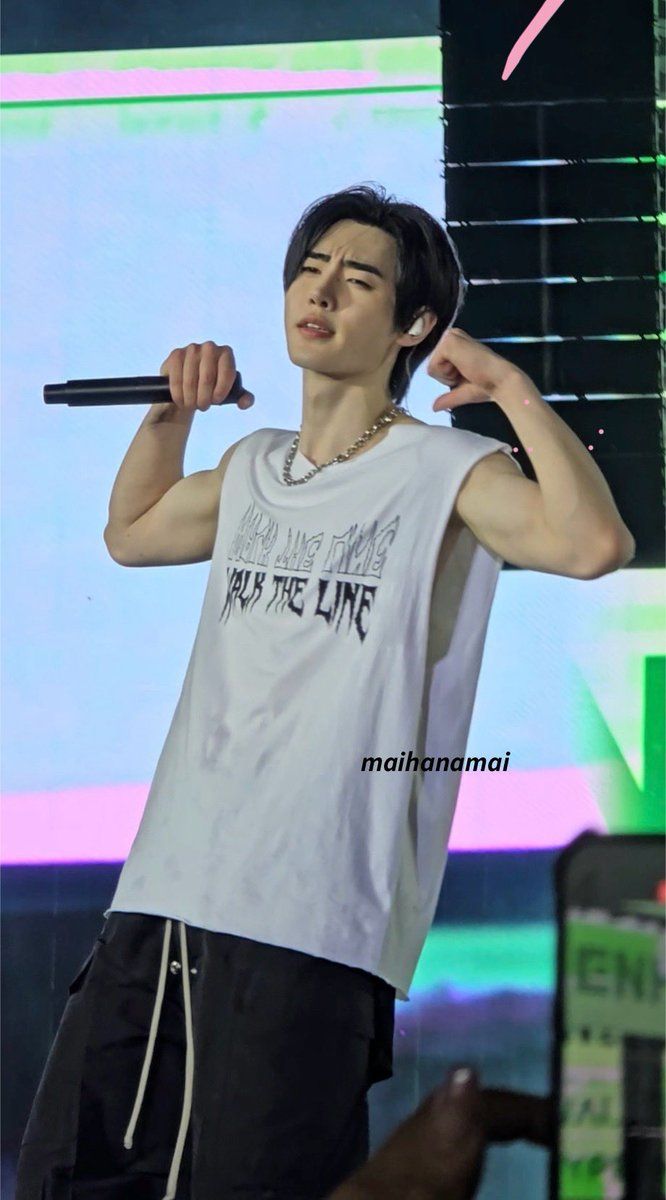 H00NIESTRVCK's tweet image. blessing your new year with this sunghoon