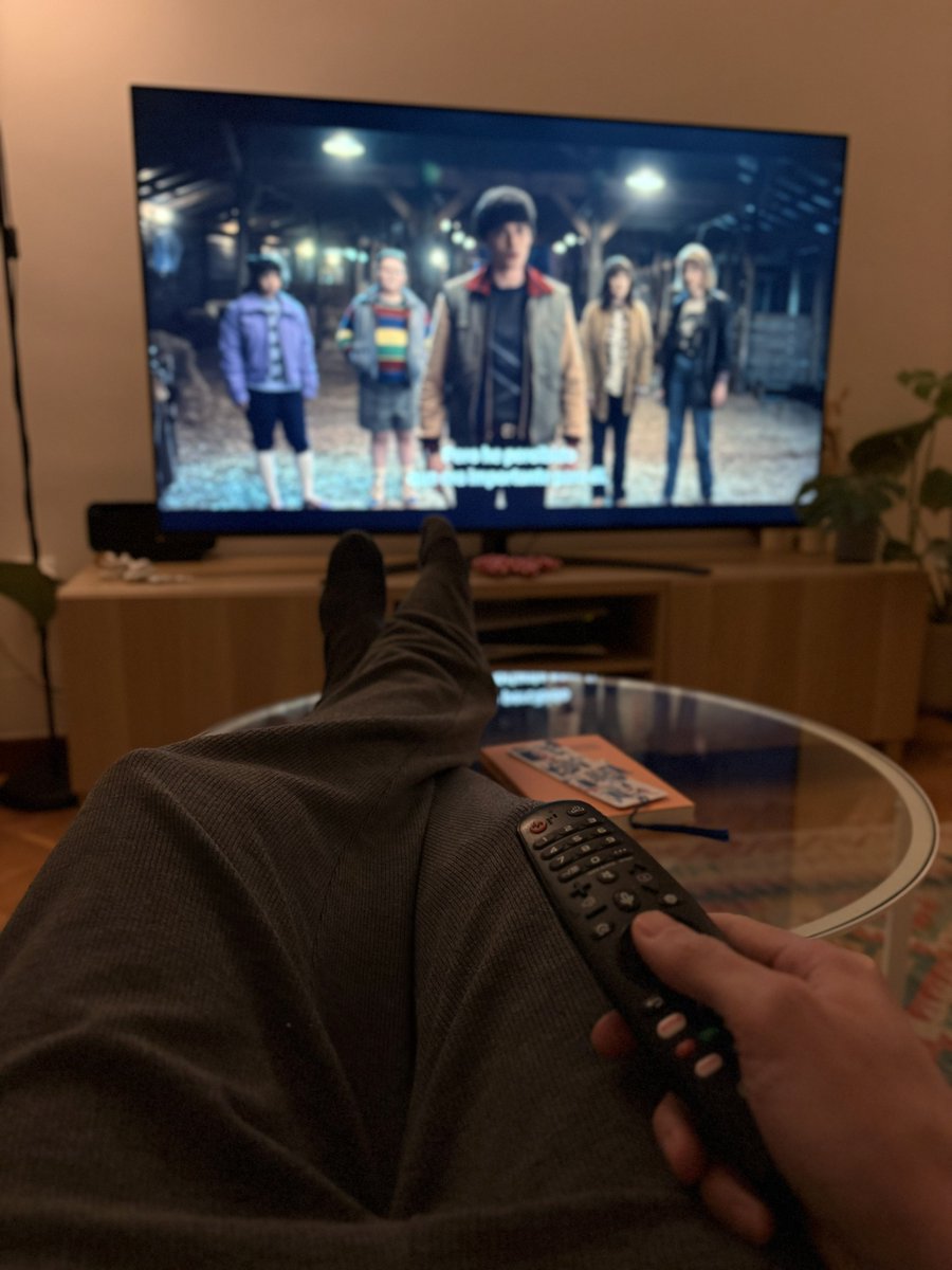 dRez's tweet photo. 4 horas viendo Netflix: Amante de las series. 😍

4 horas jugando: Adicto a los videojuegos. 🤷‍♂️ https://t.co/f75XPbH7rq