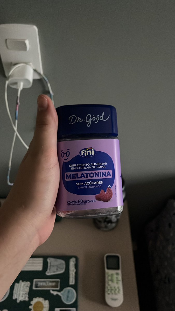 didyoforgot's tweet photo. meu pai disse: nossa muito boa essa balinha que vc deixa na sua mesa de cabeceira . 

a balinha: 

alguém vai dormir até o ano que vem https://t.co/5MPIdKiA7B
