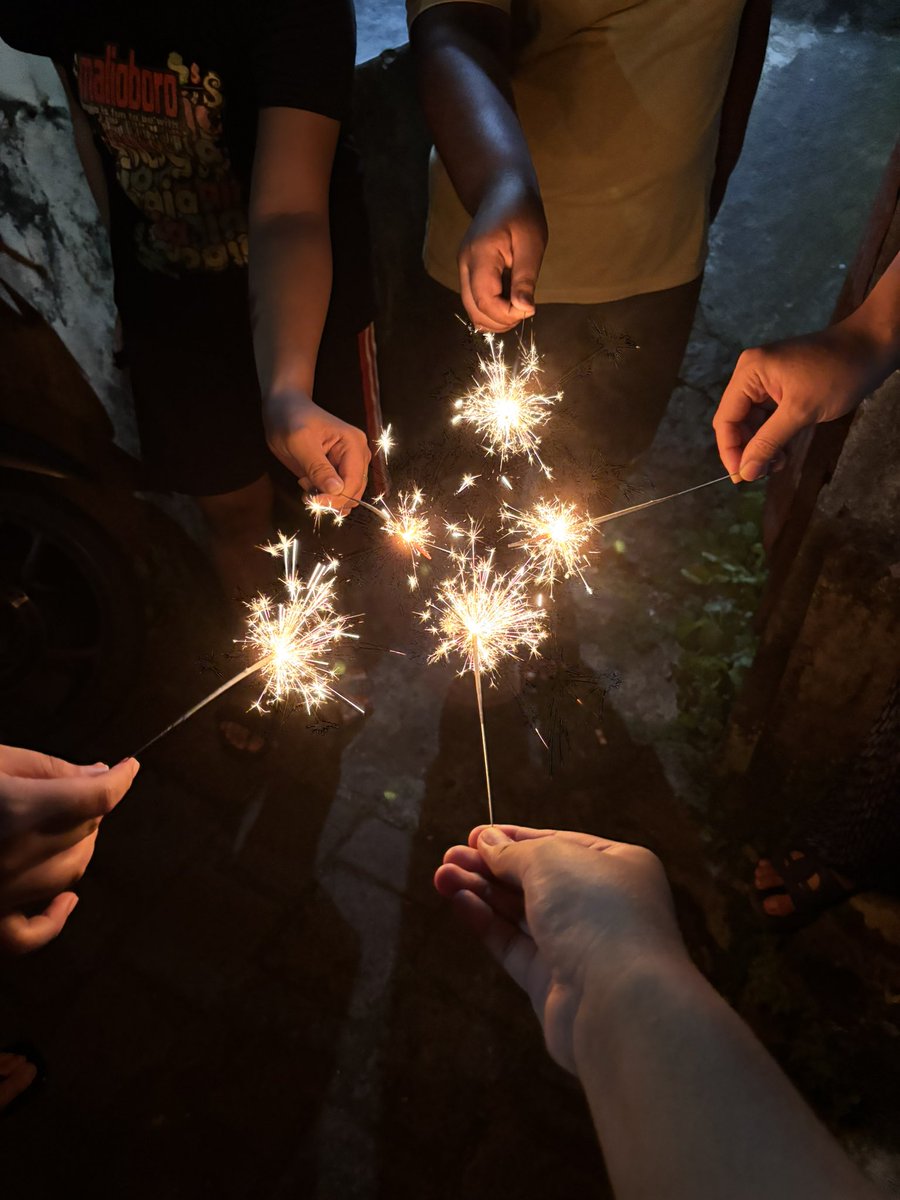 krumlovs's tweet image. happy new year everyonee 💋