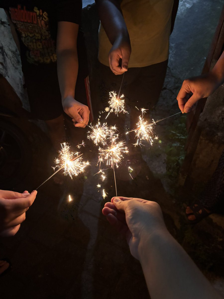 krumlovs's tweet image. happy new year everyonee 💋