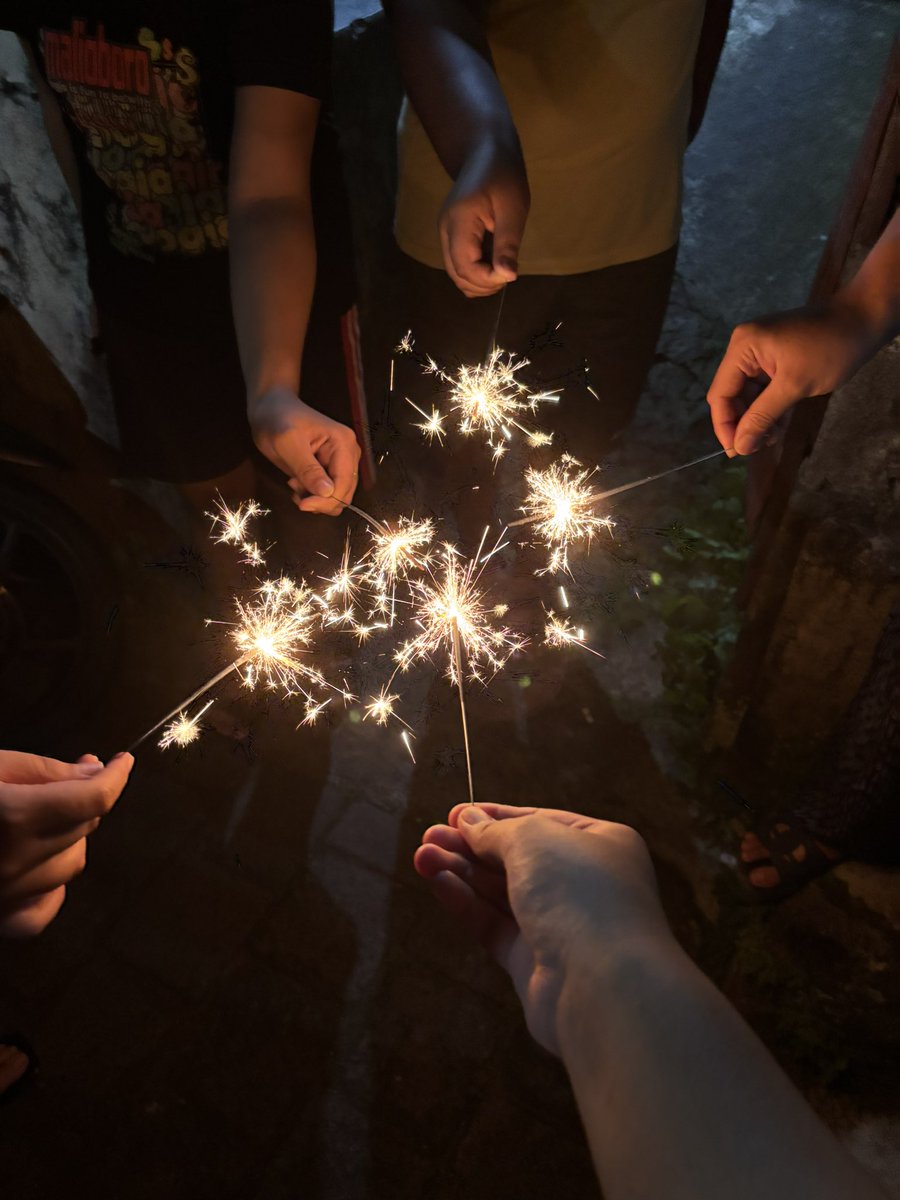 krumlovs's tweet image. happy new year everyonee 💋