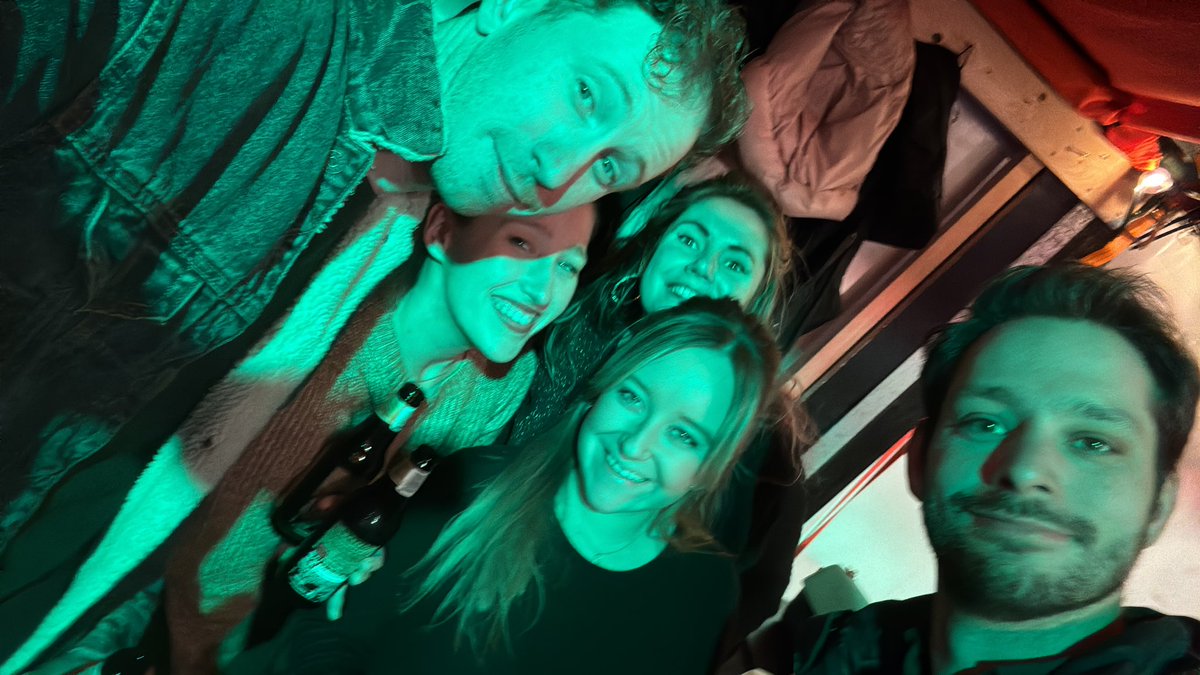 Zo hoor je het oude jaar uit te gaan

In je “nieuwe”  dorp met dezelfde vrienden als de afgelopen 20’jaar  in het “oude” dorp