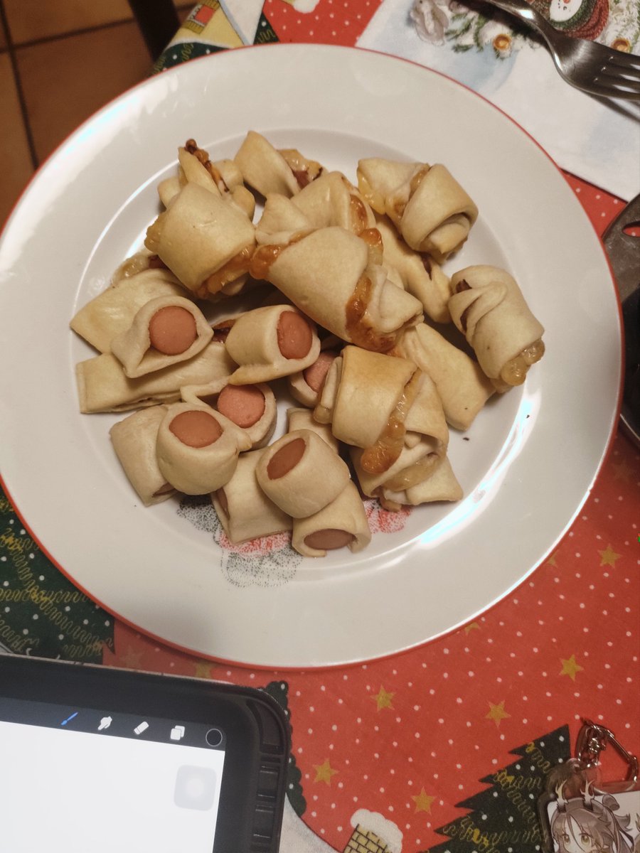 darkshadydragon's tweet image. I made snacks ❤️ babygirl in the corner says hi&amp;lt;3