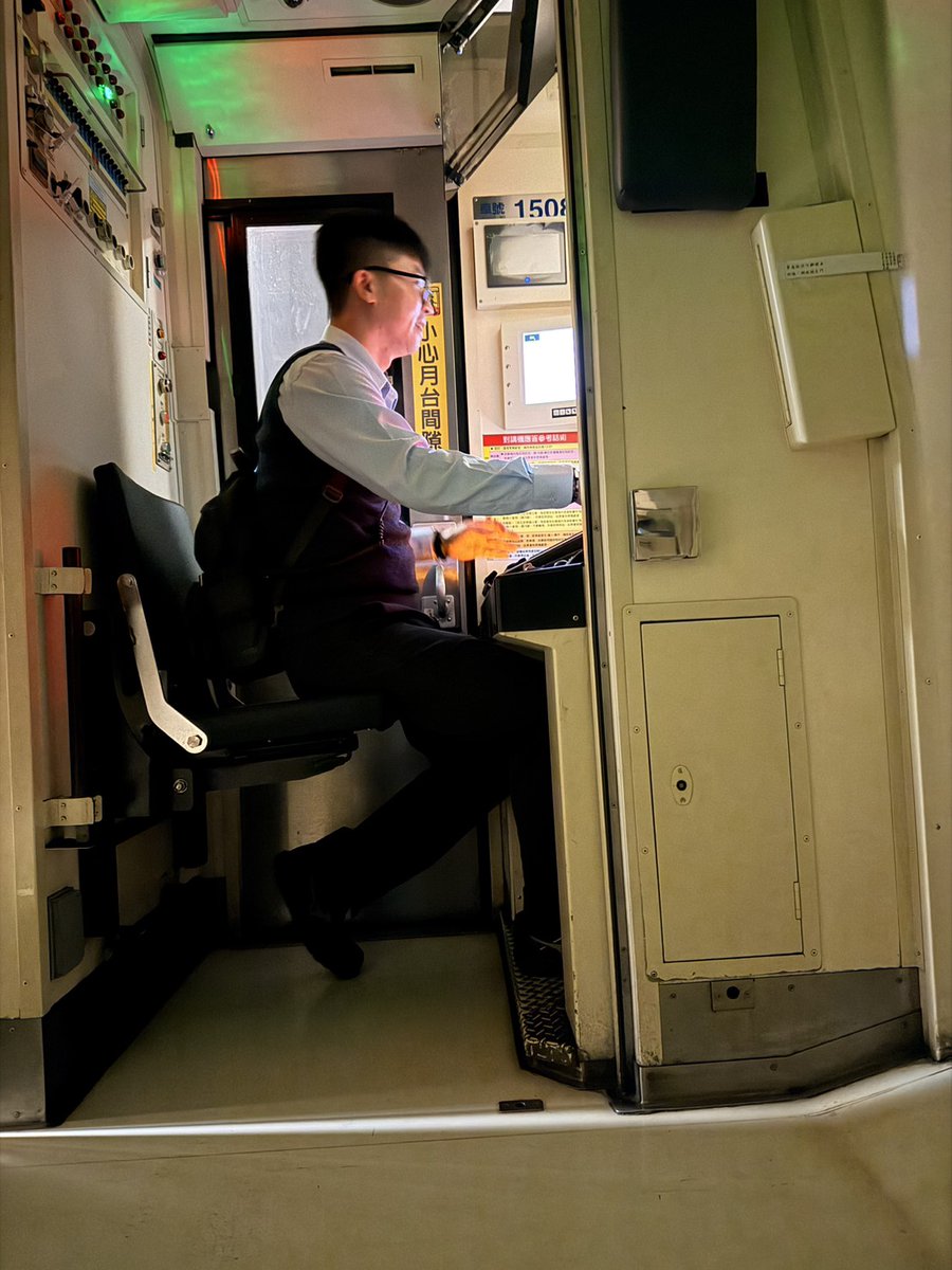 Feliz nuevo año. 我的跨年夜，這幾年都在象山協助調度，幫忙開CM手動駕駛。祝大家新年快樂，馬上有錢😁。