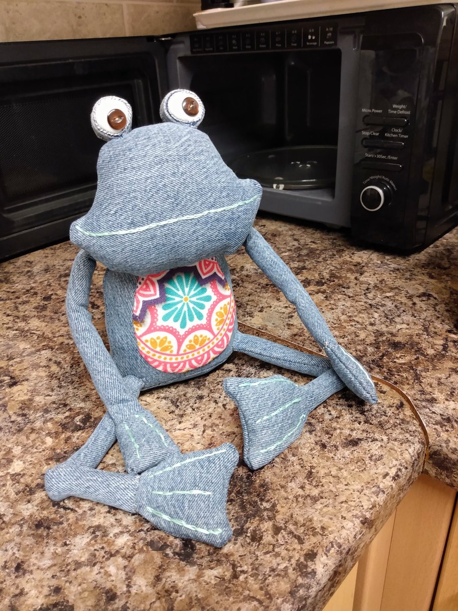 DSquiffy's tweet image. The last creature of 2025 made from old jeans and a scrap of sofa cover.

Here's to more upcycling in the New year.

#upcycling
#recycle
#reuse
#repurpose
#SustainableLiving