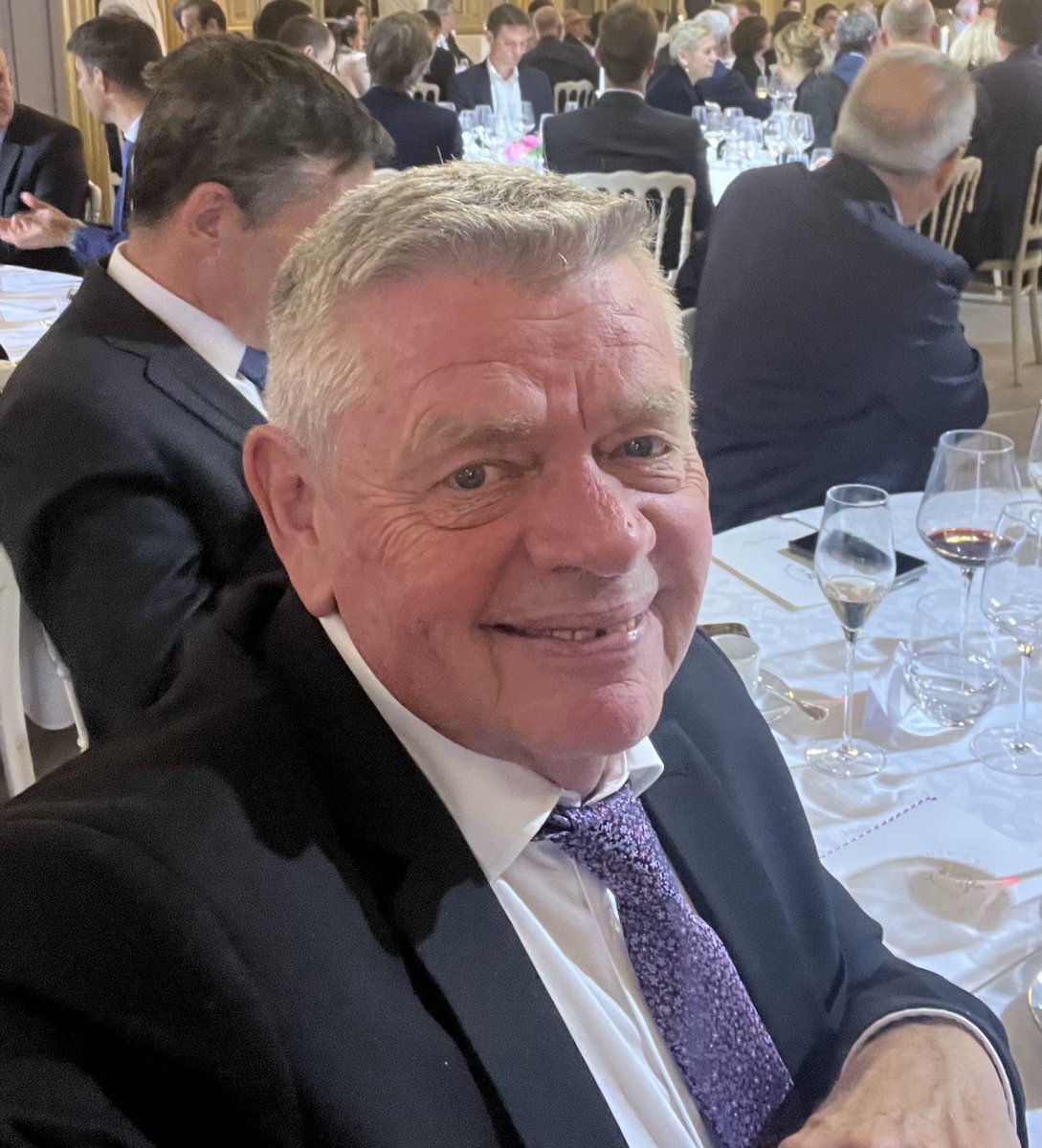 Je vous souhaite une année 2026 pleinement réussie pour vous-mêmes et tous ceux que vous aimez.
Vous savez le bonheur qu’a été mon engagement pour Fos pendant 30 ans et il se poursuivra aux côtés de Rémi au sein de votre équipe municipale.
Bon réveillon et vive l’avenir!