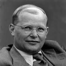 „Von guten Mächten treu und still umgeben
behütet und getröstet wunderbar
so will ich diese Tage mit euch leben
und mit euch gehen in ein neues Jahr.

Von guten Mächten wunderbar geborgen
erwarten wir getrost, was kommen mag.
Gott ist bei uns am Abend und am Morgen
und ganz