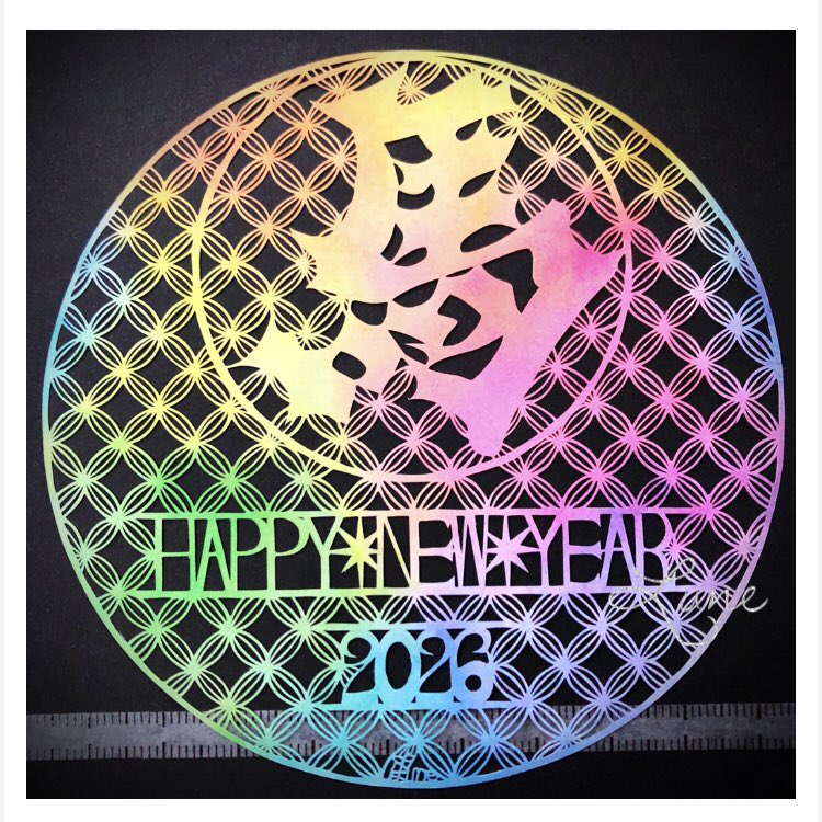 lune_ariel's tweet photo. 明けましておめでとうございます
今年もよろしくお願いします！
#切り絵 https://t.co/XJ3nQtPGU0