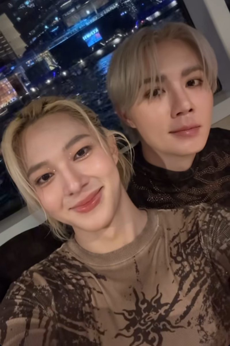 sb_sunflower's tweet photo. แล้วดูโพสิชั่นการนั่ง ช่องว่างระหว่างตัว = 0 เขินมากกกก;—; https://t.co/pH0qdO7elv