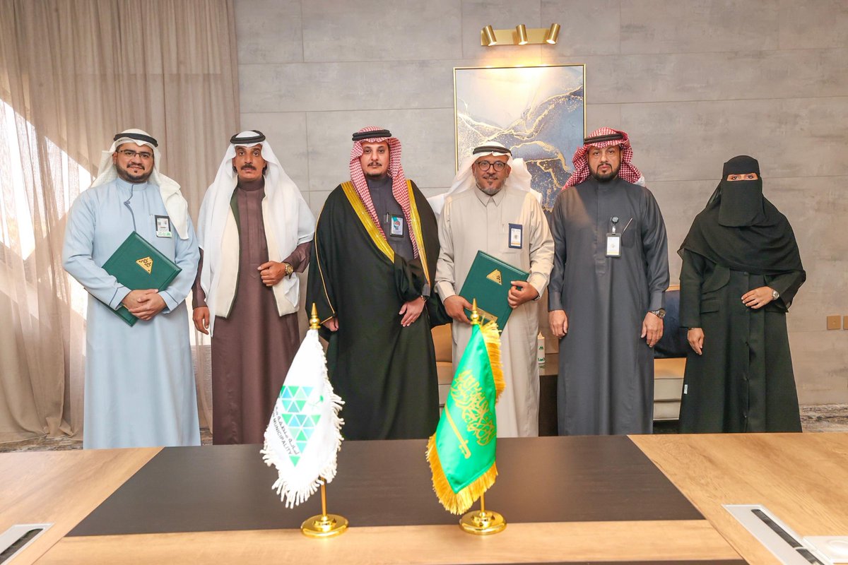 🤝 | اتفاقية تعاون

وقعت #أمانة_منطقة_حائل اتفاقية تعاون مع جمعية نجوم السياحة، بحضور سعادة أمين منطقة حائل م. سلطان بن حامد الزايدي، بهدف تعزيز الجانب السياحي عبر الترويج السياحي وتدريب وتأهيل الكوادر الوطنية للحصول على رخص الإرشاد السياحي، ويأتي دور الأمانة داعمًا ومعززًا لهذه