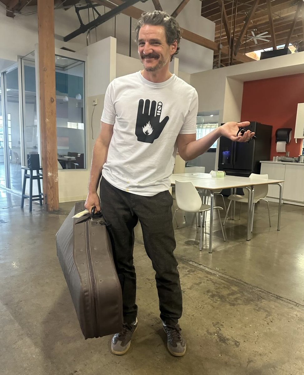 New/old photo of Pedro Pascal with his cello during the podcast ‘FRESH AIR’ 

📸 tonyatalks via instagram