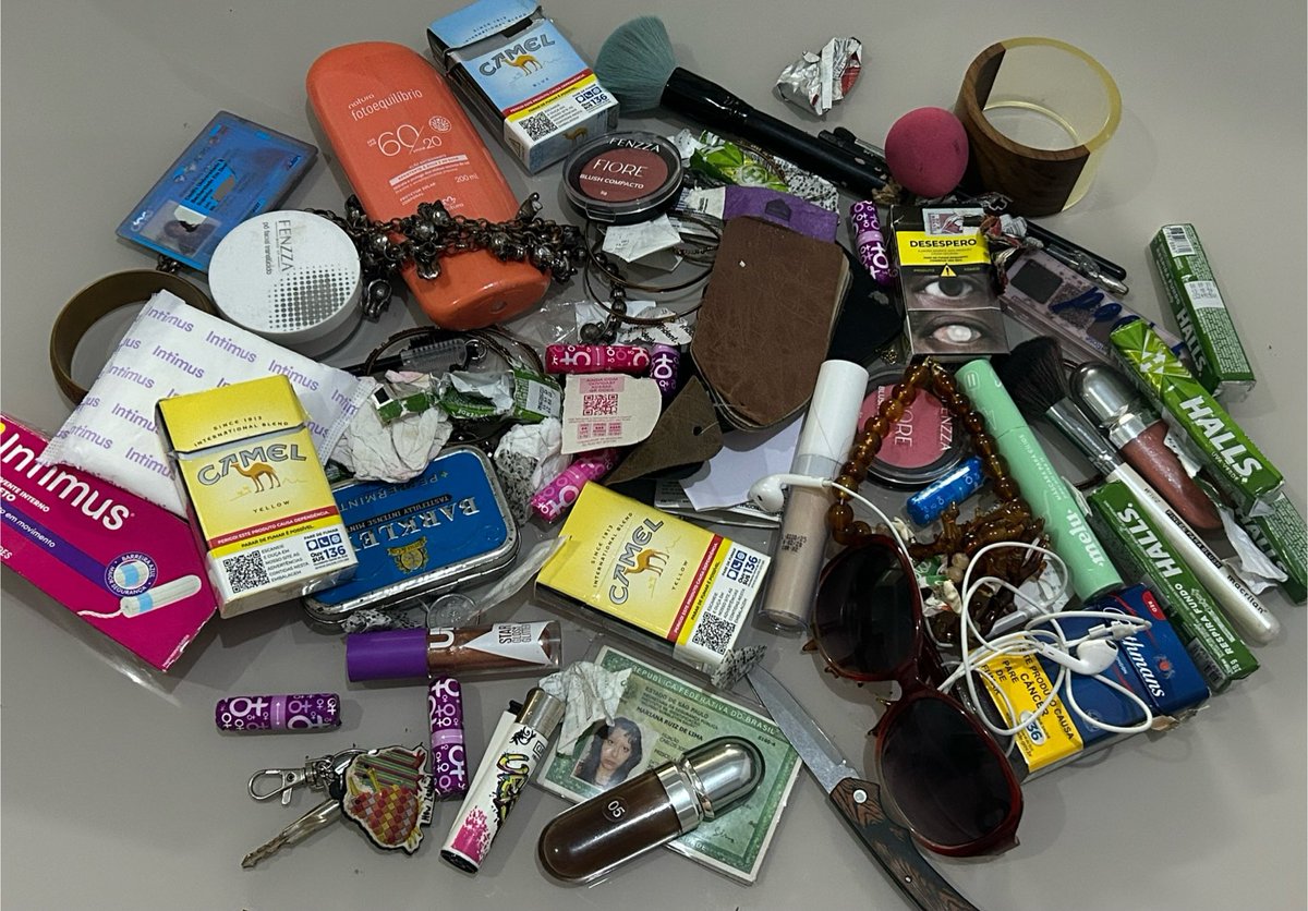 filmsatellite's tweet image. esvaziei todas as minhas bolsas depois de uns 2 meses e o resultado foi essa pilha que me representa lindamente 🧘‍♀️