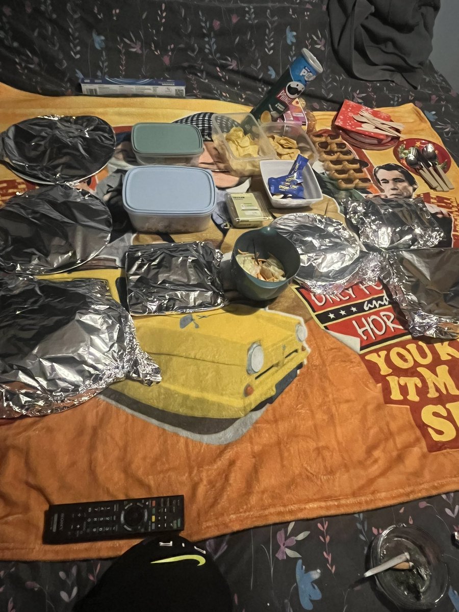 SinckTim's tweet image. Nice little spread 
Can’t beat a bit of finger food on NYE 

Have a great new year everyone 
2026 🎉