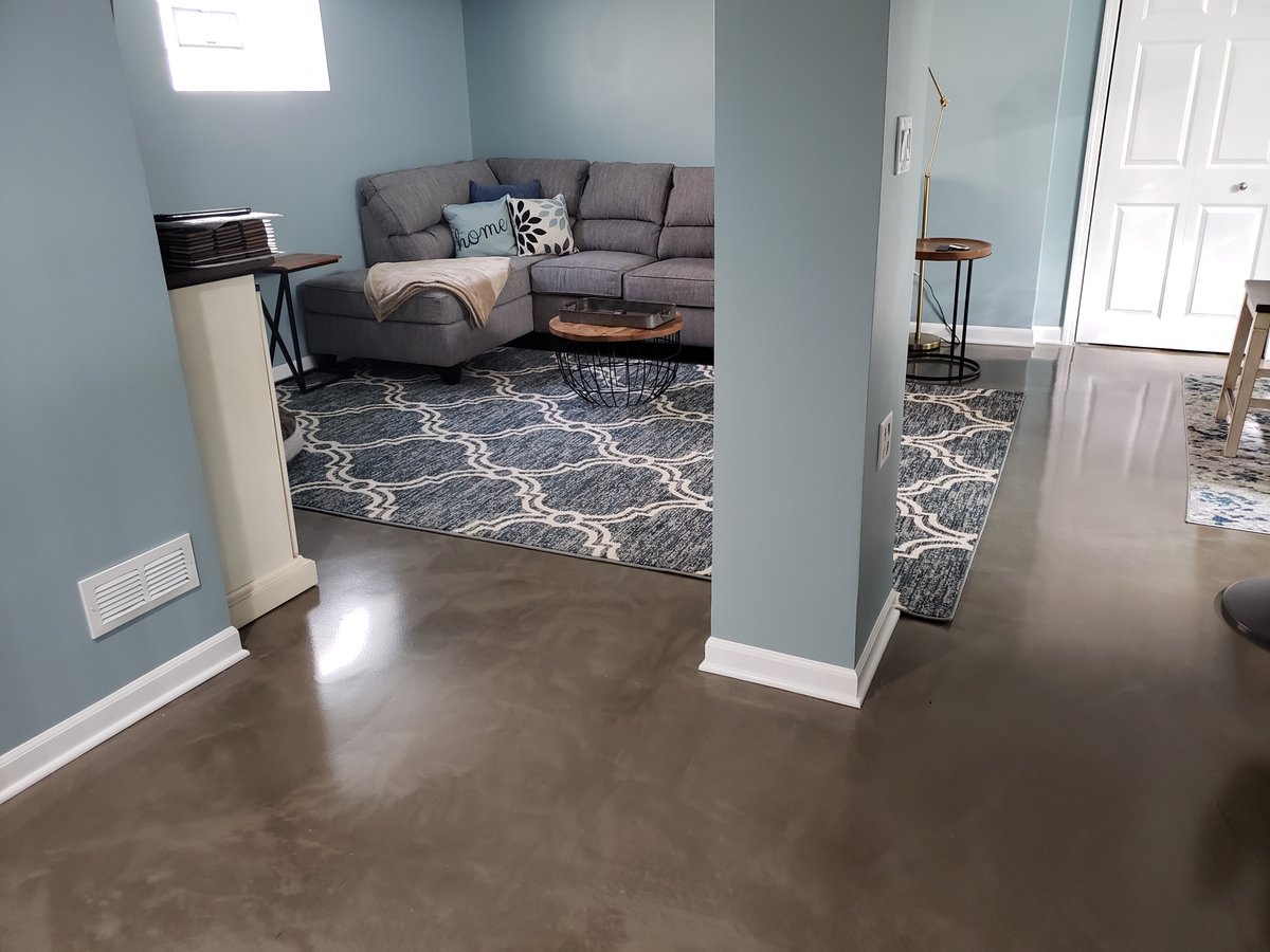 Don’t wait for spring—winter is PRIME time for basement upgrades!
 At BROADLEAF FLOORING, we install epoxy coatings indoors with no weather delays. Let’s make your floor shine! 🌨️💫