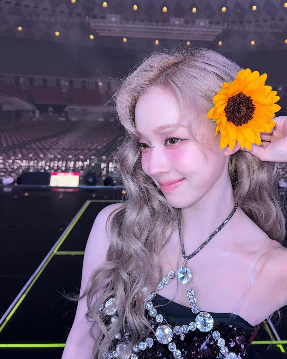 flywithae's tweet image. Happy birthday Winter! 🎂🥳