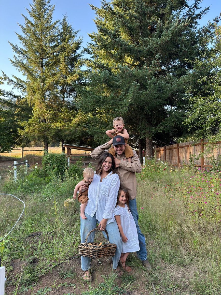 naturallyneve's tweet image. Dear God, 

Please bless all the homies with a loving spouse and lots of healthy babies in 2026. 

Amen.