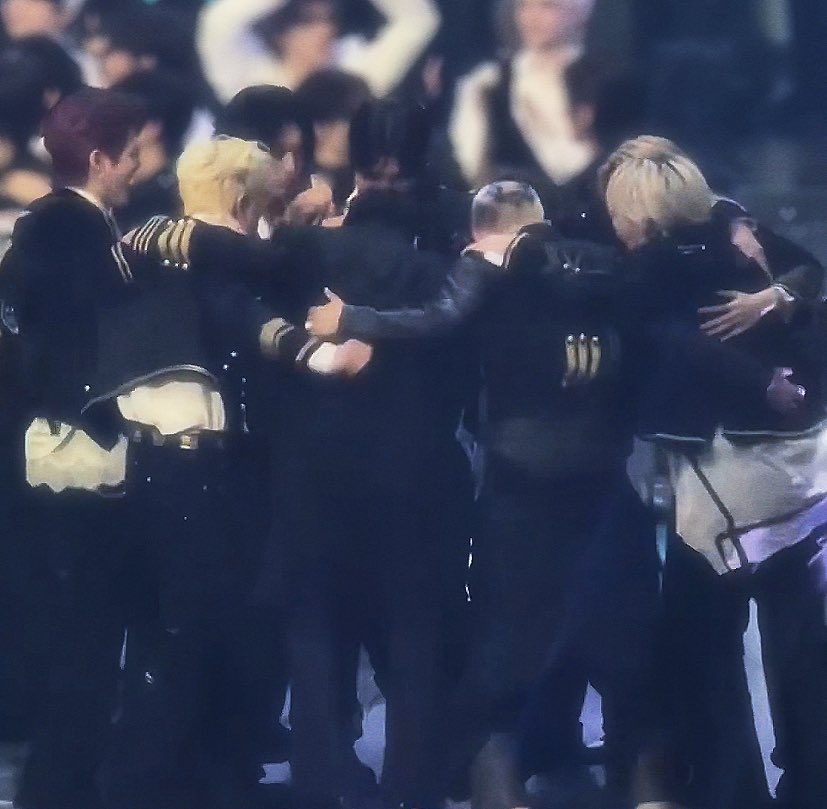 doucefille04's tweet image. jujur liat momen ini agak bikin mata mendung yhh🥹 lucu gemes nya ada, terharu nya ada, chemistry nya itu loh juara bgt. Hebat kalian🌟  jadi maw ikutan deh👉🏻👈🏻