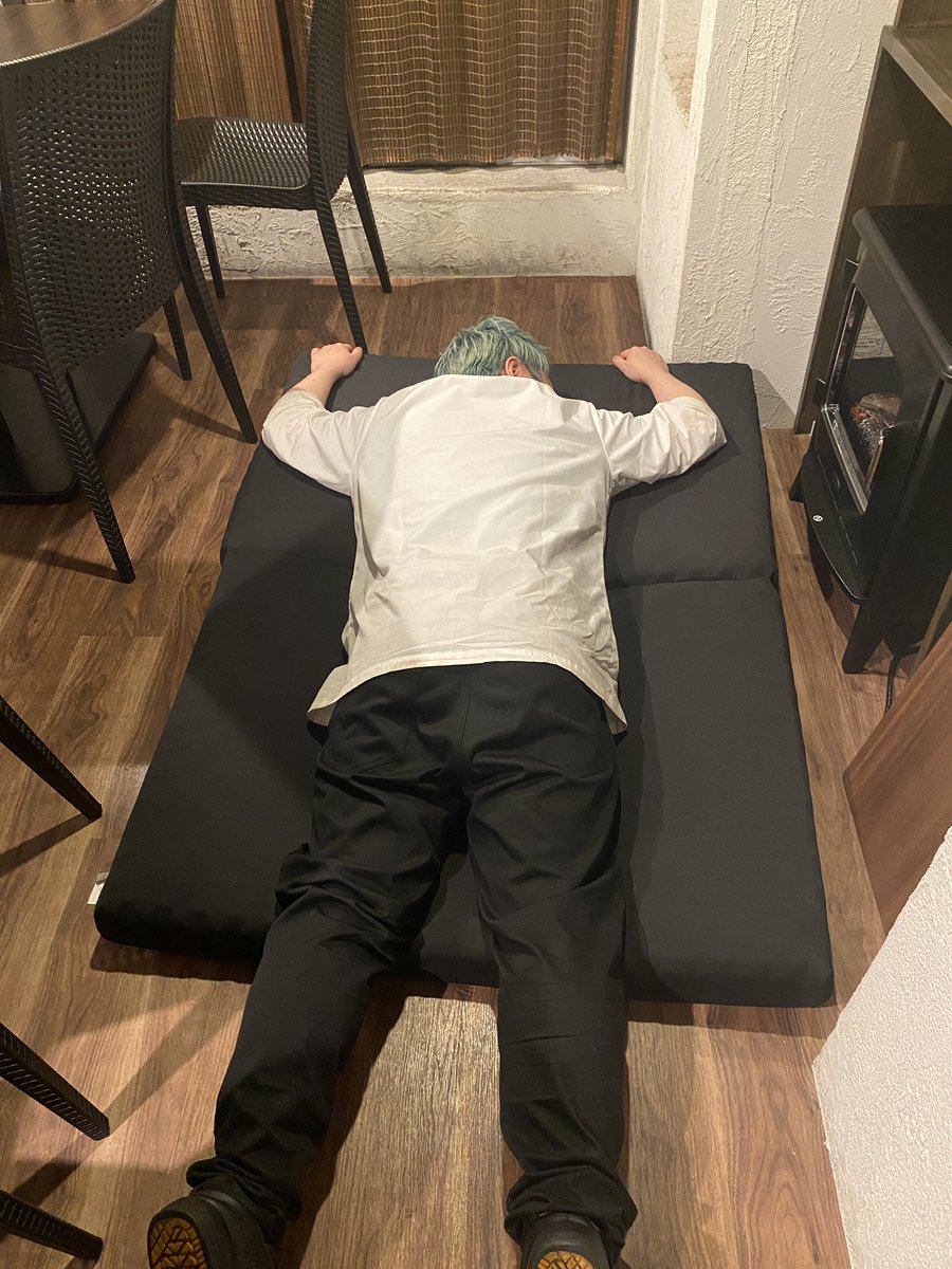 昨年はたくさんのご来店ありがとうございました❗️全力で走りぬけました

が、少しやりすぎました…
睡眠時間を確保する為、1/1のランチタイムはお休みとさせていただきます🙇‍♂️
急なご連絡となり申し訳ございません

17時よりディナータイムは通常通り営業いたしますのでよろしくお願いいたします🙇