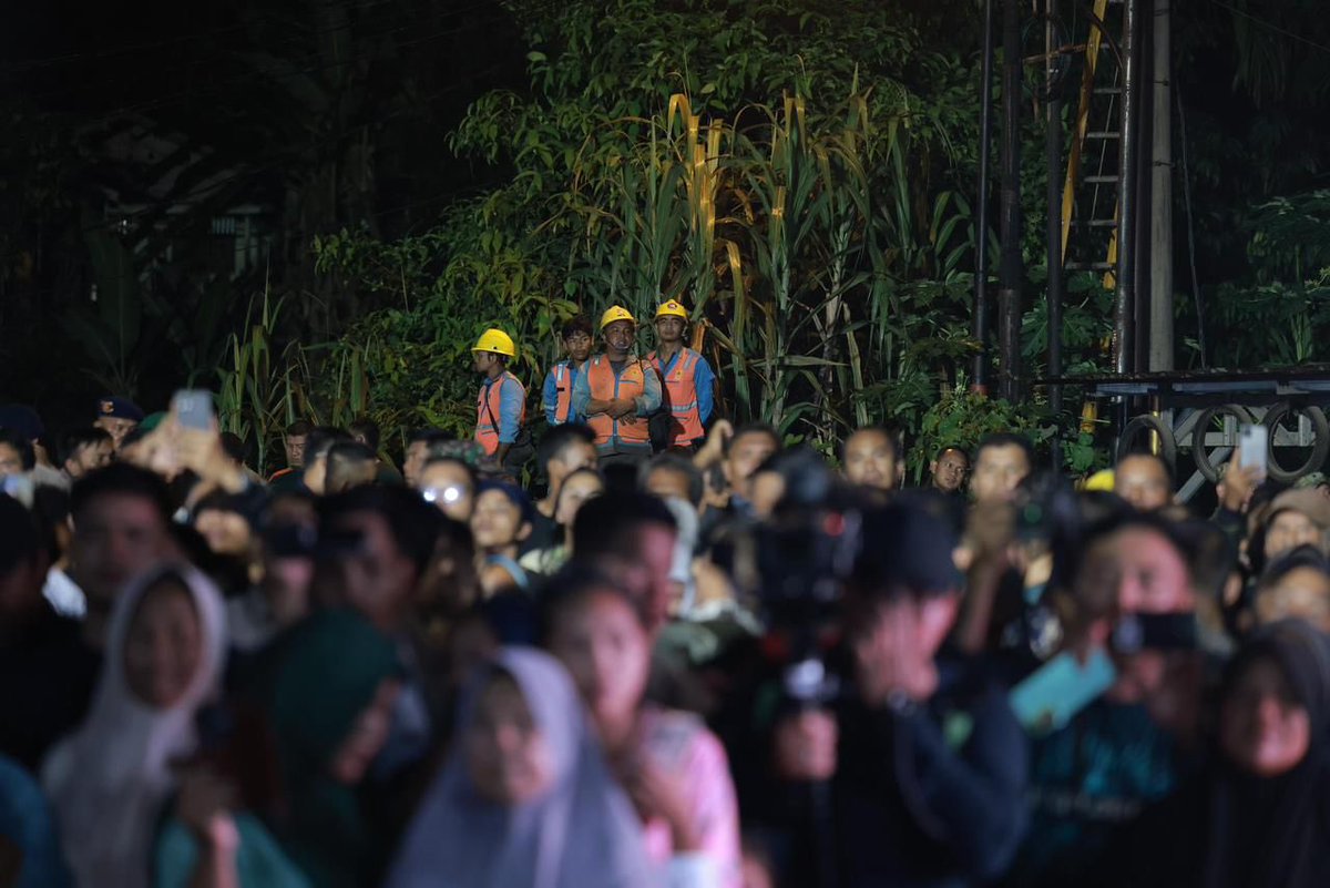 Menghabiskan malam pergantian tahun bersama warga terdampak bencana yang tengah mengungsi, sekaligus menggelar nonton bersama film animasi karya anak bangsa, Jumbo.

Di tengah suasana pergantian tahun, saya menyampaikan harapan agar masyarakat menyambut tahun 2026 dengan semangat