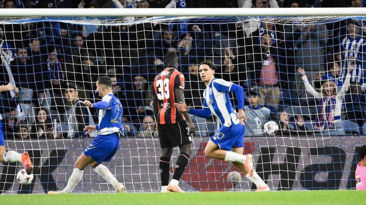 FFLose's tweet image. Ce soir, si vous mettez le début du match Porto - Nice à 23h59mn42s, vous aurez l'ouverture du score pile pour le passage en 2026 !
