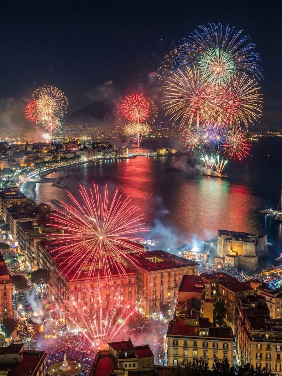 JamesLucasIT's tweet image. Happy New Year Naples, Italy 🇮🇹