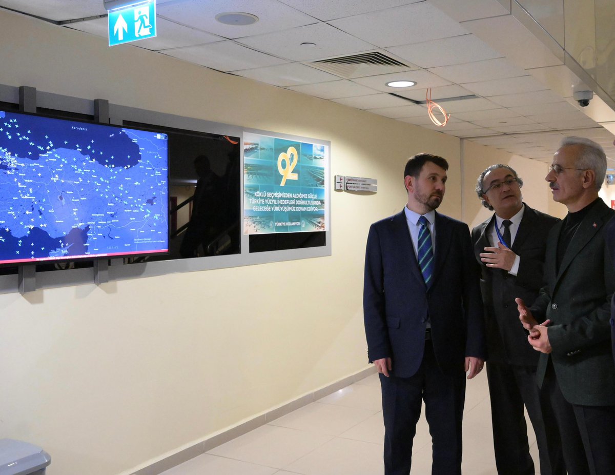 Devlet Hava Meydanları İşletmesi (DHMİ) Türkiye Hava Trafik Kontrol Merkezimizi ziyaret ederek yürütülen çalışmaları yerinde inceledik, kıymetli personelimizin yeni yılını tebrik ettik.

Gökyüzümüzün emniyetini sağlayan tüm ekip arkadaşlarımızın özverili mesaisi, hava sahamızın