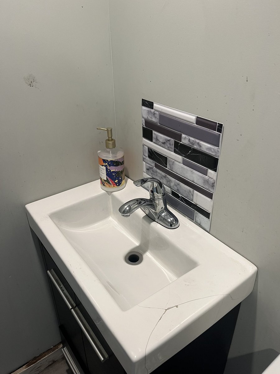 hermanes_brou's tweet photo. Ça se voit le gar qui a fait ça à l’habitude de décorer des salles de mariage 🤣🤣🤣 https://t.co/dMl4WJyEc0