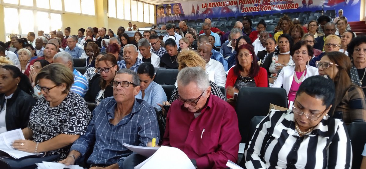 Delegados y diputados a la Vigesimo Quinta sesión ordinaria de la Asamblea Municipal del Poder Popular de Camagüey analizaron cuestiones relacionadas con el fortalecimiento del programa de gobierno para lograr mayor desarrollo de la economía y la esfera social.