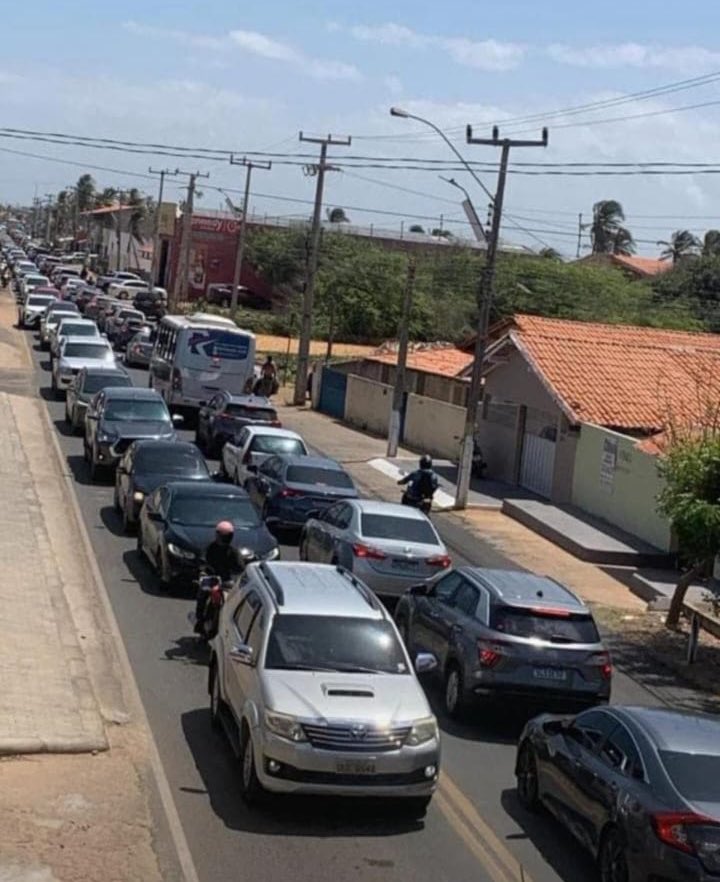 FuxicoTeresina's tweet image. 🚨VEJA: Congestionamento e longa fila de carros chamam atenção em Luís Correia-PI; sem eventos na capital, teresinenses seguem para o litoral para curtir a virada do ano.
