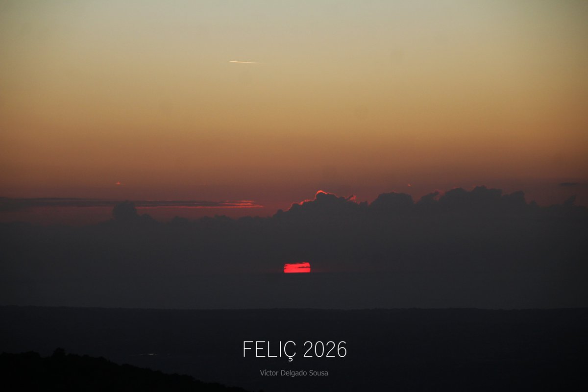 victords_2012's tweet photo. Des del Puig de Randa el darrer raig de sol del 2025 https://t.co/9JwguUShmL