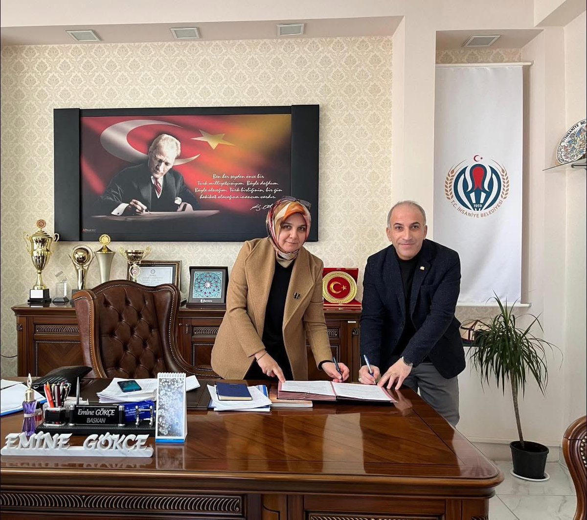 📍İhsaniye 📍Döğer 📍Yaylabağı 📍Gazlıgöl Belediyesinde görev yapan kıymetli üyelerimiz için 2026-2027 yıllarını kapsayan ve patenti Bem-Bir-Sen’e ait olan Sosyal Denge Tazminatı Sözleşmelerini yeniden imzaladık.
Hayırlı ve bereketli olmasını dileriz.