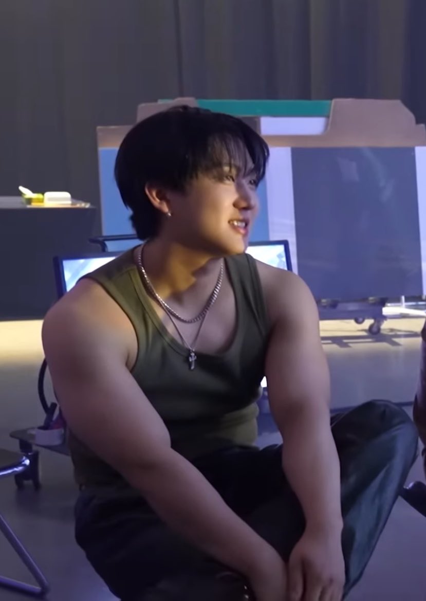felixsrightarmm's tweet image. does changbin know hes the prettiest ever yeah he probably does hes a leo