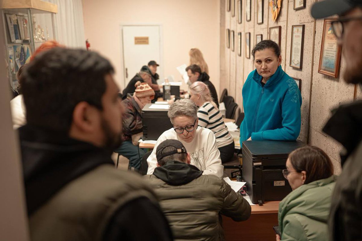 tymur_tkachenko's tweet image. Коли ми з командою почали готувати підсумки 2025 року, першими на стіл лягли цифри - кількість атак, запущених по місту засобів ураження, збиттів, влучань. Переліки пошкоджених будинків, кількість зруйнованих квартир, поранені, поіменні списки загиблих. Таким був наш рік. Така…