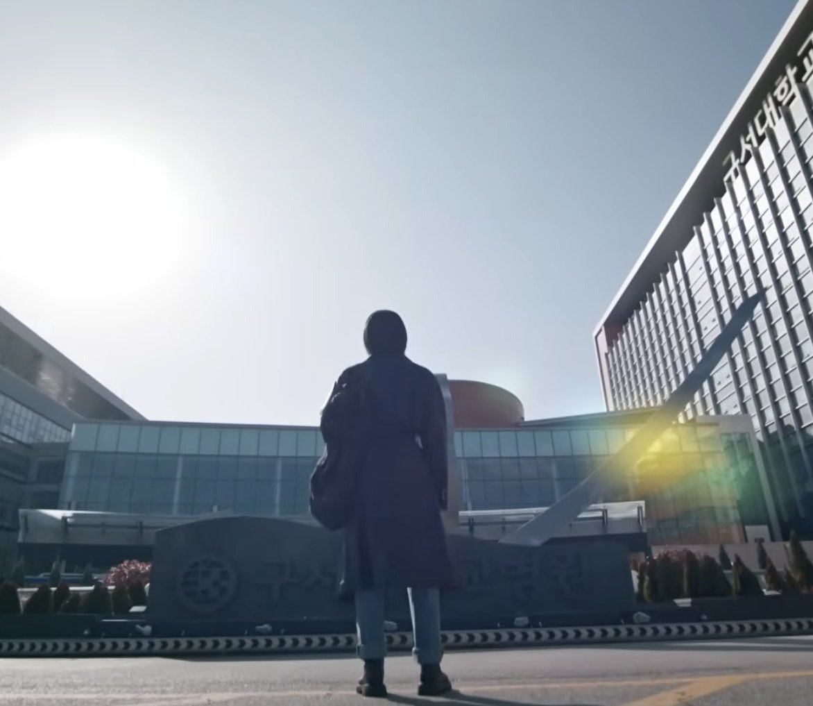 I was lowkey worried that short-haired Gye Sujeong might overlap with Myeongju or Mijeong. And then BOOM, jiwon shows up with a completely new aura that doesn’t resemble either of them at all.

There was also another small concern because in the original series, the female lead