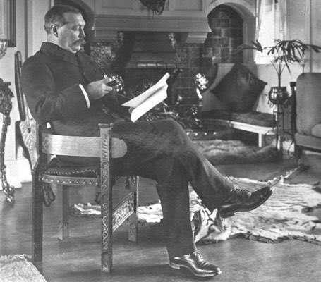 Son_0f_A_Mitch's tweet photo. Sir Arthur Conan Doyle based his famous detective’s pipe smoking habit on his own pleasurable vice!
#sherlockholmes #detective #writer #pipesmokerscommunity #doctorwatson https://t.co/vhMPMFNTGC