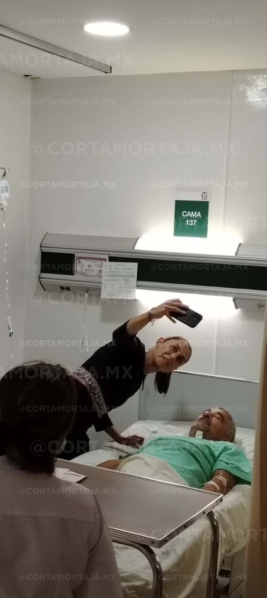 La foto es real, aquí con las marcas de agua del periódico oaxaqueño Cortamortaja que la publicó.

El contexto es importante. Según cuenta el medio, el lesionado por el descarrilamiento del tren le pidió la selfie a Sheinbaum.

La imagen es desafortunada, pero la culpa es de