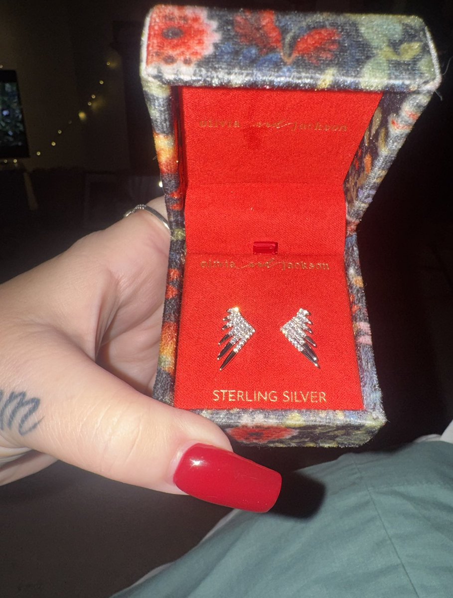 taniajouel's tweet image. Walked to work today with my little feral friend. I’ve not seen most in there for quite a while and I was given a gift by 2 of my dearest friends. So blessed to have had people stand beside me through it all. Foolish not wearing my sling though !!! #ouch #doofus #friends ❤️