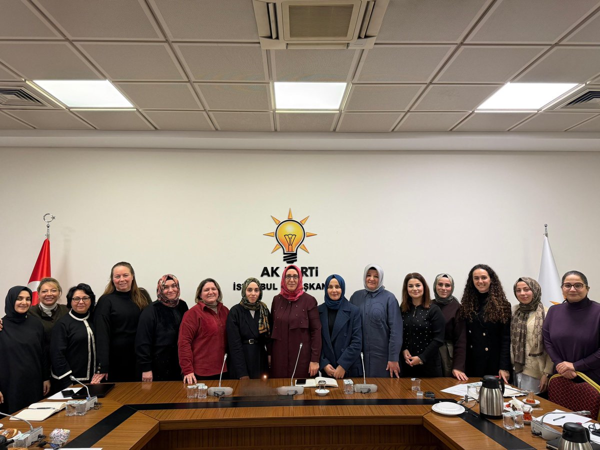 İl Başkanlığımızda yılın son Yürütme Kurulu Toplantısını gerçekleştirdik.

Yıl boyunca sahada da masada da aynı duyguyu taşıdık: Birlik, istişare ve ortak akıl. Her adımda birbirimizi dinleyerek, güç vererek ve omuz omuza yürüyerek çalıştık. Bu anlayışla geride bıraktığımız yılı