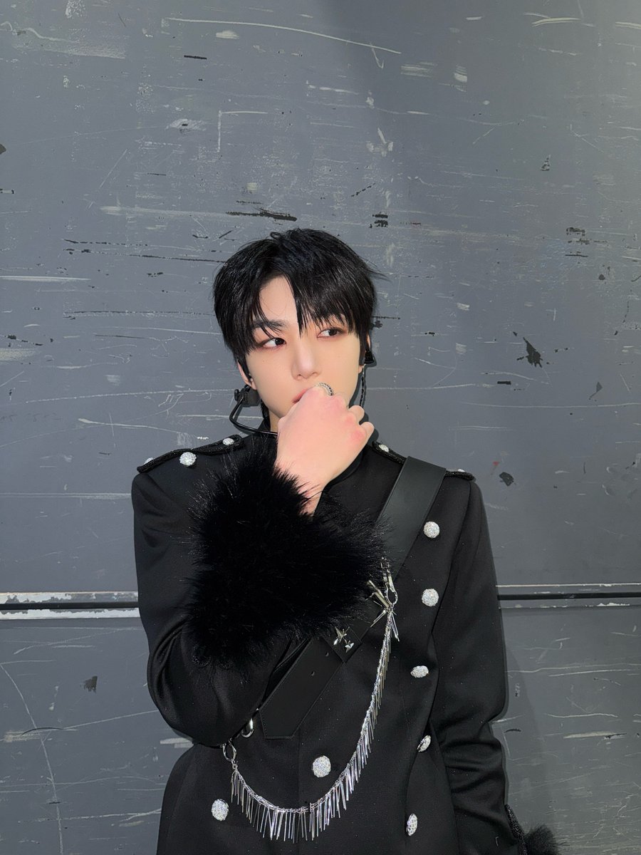 [🌠] #백준혁_DID
Happy new year~! 🎉🎈🎈
위딧 새해 복 많이 받아!!❤️
2025년 너무 고생 많았고 아이딧과 함께해줘서 너무 고마웠어🥹
나에게 2025년은 첫 데뷔와 위딧과의 만남이라는 내 인생에서 잊지 못할 순간들로만 이뤄진 정말 꿈같은 시간이었던 것 같아.
2026년에는 더 오래, 더 많이 함께