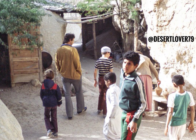 desertlover79's tweet image. زوار مصنع الفخار ( دوغة الغراش ) في جبل القارة في محافظة الأحساء في المملكة العربية السعودية 1984 م