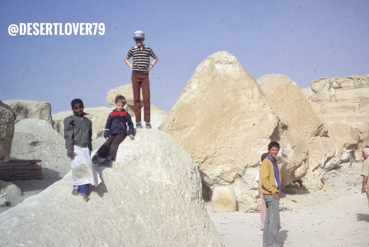 desertlover79's tweet image. زوار مصنع الفخار ( دوغة الغراش ) في جبل القارة في محافظة الأحساء في المملكة العربية السعودية 1984 م