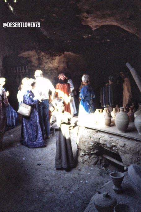 desertlover79's tweet image. زوار مصنع الفخار ( دوغة الغراش ) في جبل القارة في محافظة الأحساء في المملكة العربية السعودية 1984 م