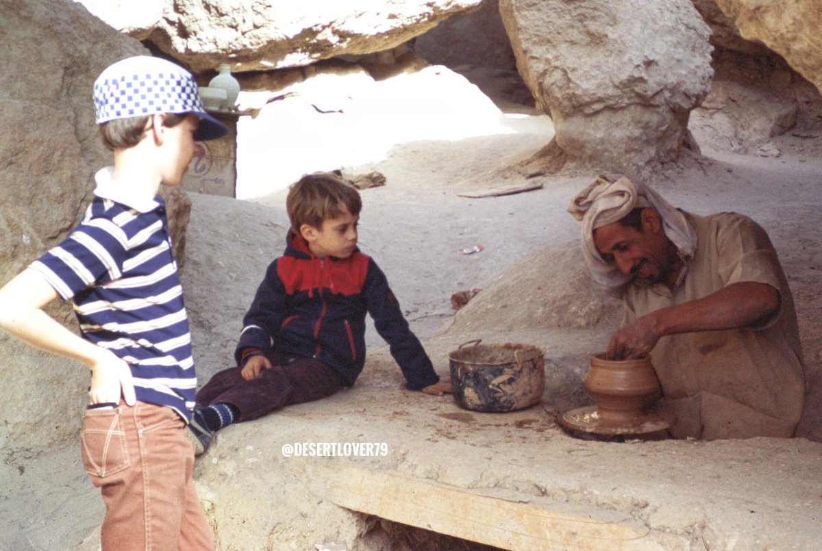 desertlover79's tweet image. زوار مصنع الفخار ( دوغة الغراش ) في جبل القارة في محافظة الأحساء في المملكة العربية السعودية 1984 م