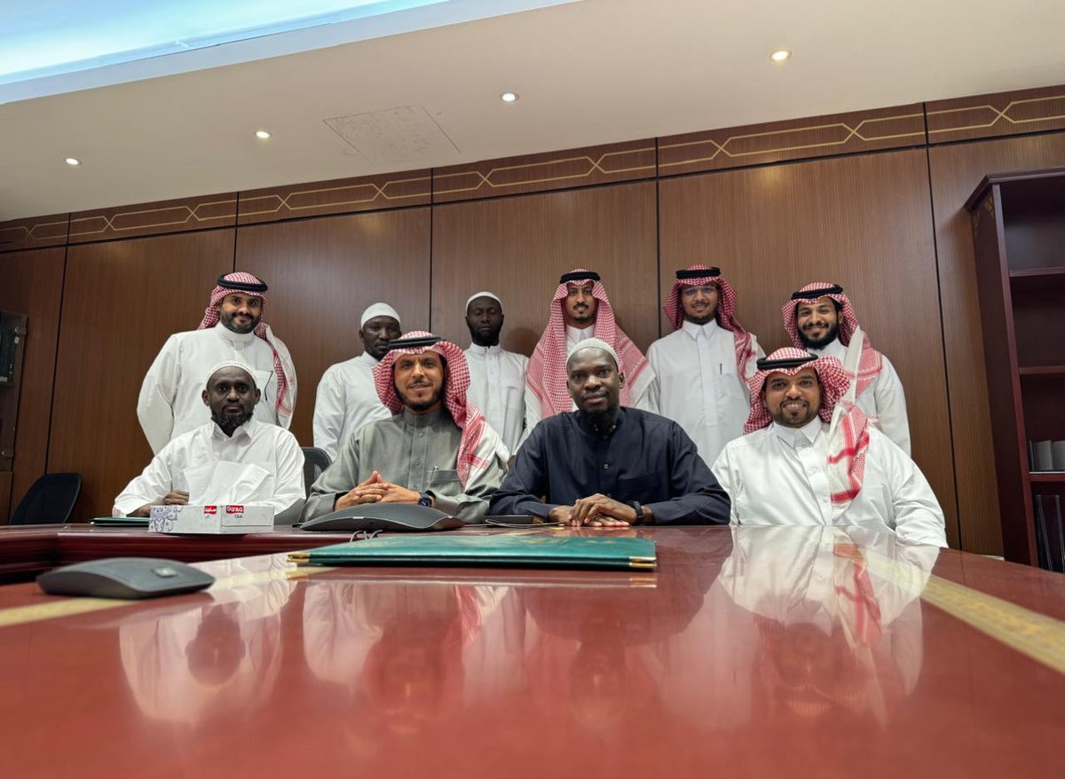 ختام الفصل مع طلاب الدكتوراه كان لحظةً امتلأت بالامتنان ..

الصورة التي جمعَتنا تختصر رحلة تعب، وفخر، وعلم وشغف معرفي يكبر بنا جميعا .. 

شكراً لكم طلابي وشكراً لقلوب تتعلّم وتُلهم 💐🙏🏻