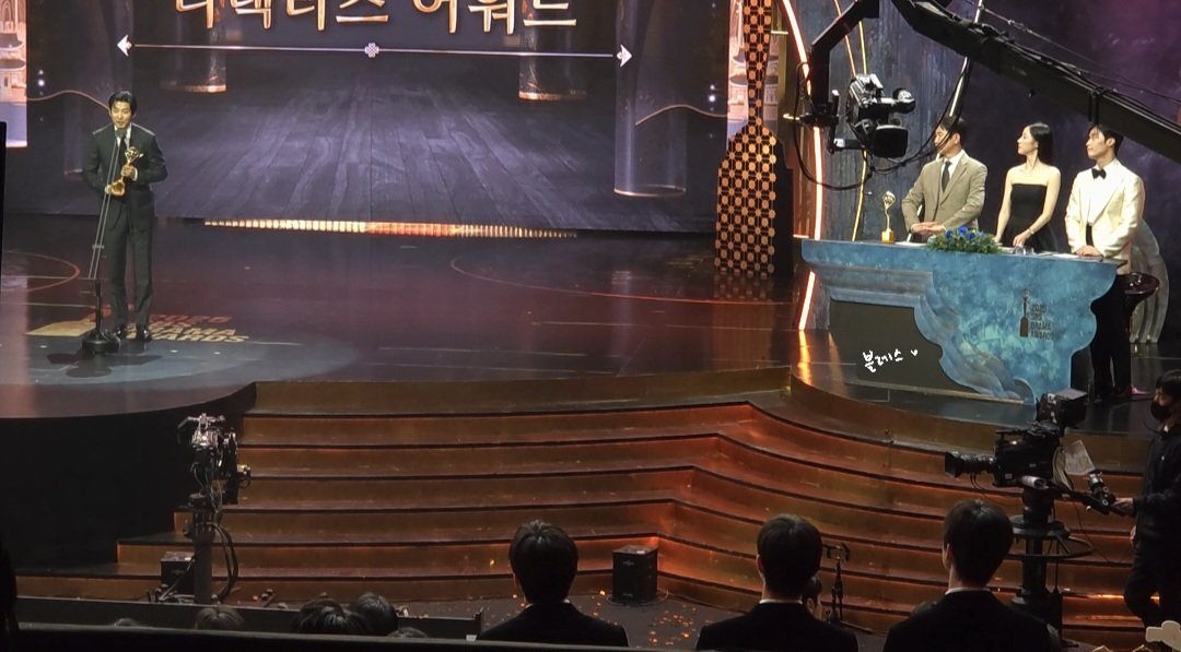 감독님 수상 소감을 나란히 서서 듣고 있는 주장, 막내, 부주장ㅎㅎ
마음 좋아짐 😌