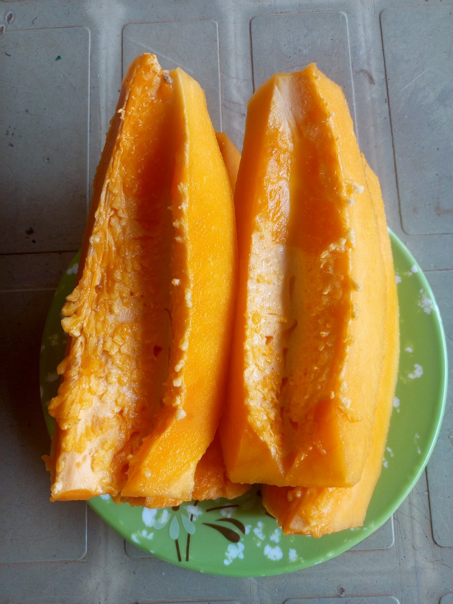 Omo one girl invited me to her house, I went there and look what she offered me 😊
I accepted it and we licked it together, the pawpaw sweet Sha.