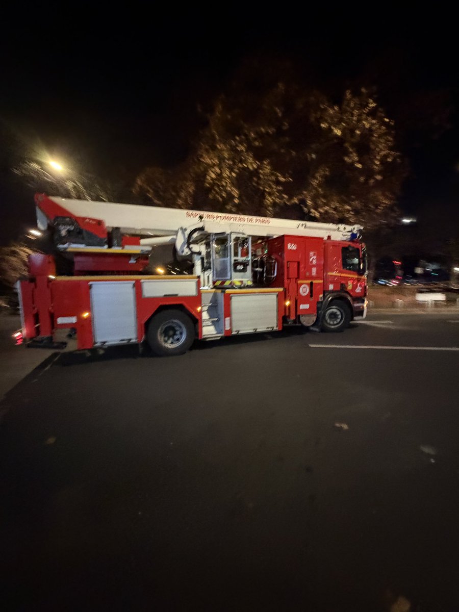 geoffroyboulard's tweet photo. 🚒 Visite ce soir des deux centres de secours @PompiersParis #Boursault et #Champerret #Paris17 pour remercier les pompiers mobilisés et engagés tout particulièrement en cette nuit de la #SaintSylvestre avec @GuerrePhil @Mairie17
#SauverouPerir https://t.co/baSsRUkR3w